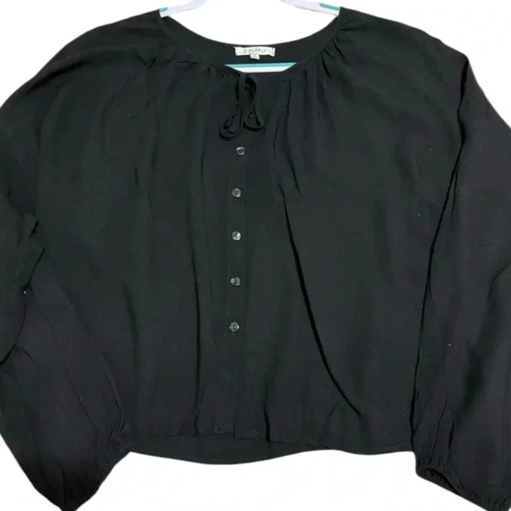 Z Supply BLACK  cropped long sleeve button front top. Size medium.